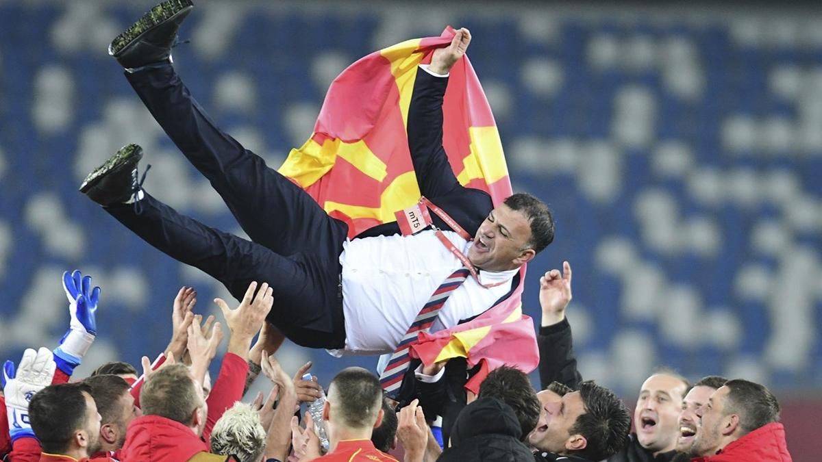 Переполненные улицы и "душ" для тренера: как Северная Македония праздновала выход на Евро-2020