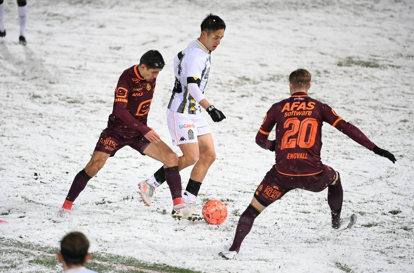 Мехелен выиграл снежную битву, Швед впервые вышел в старте и принял участие в ключевой атаке Мехелен выиграл снежную битву, Швед впервые вышел в старте и принял участие в ключевой атаке