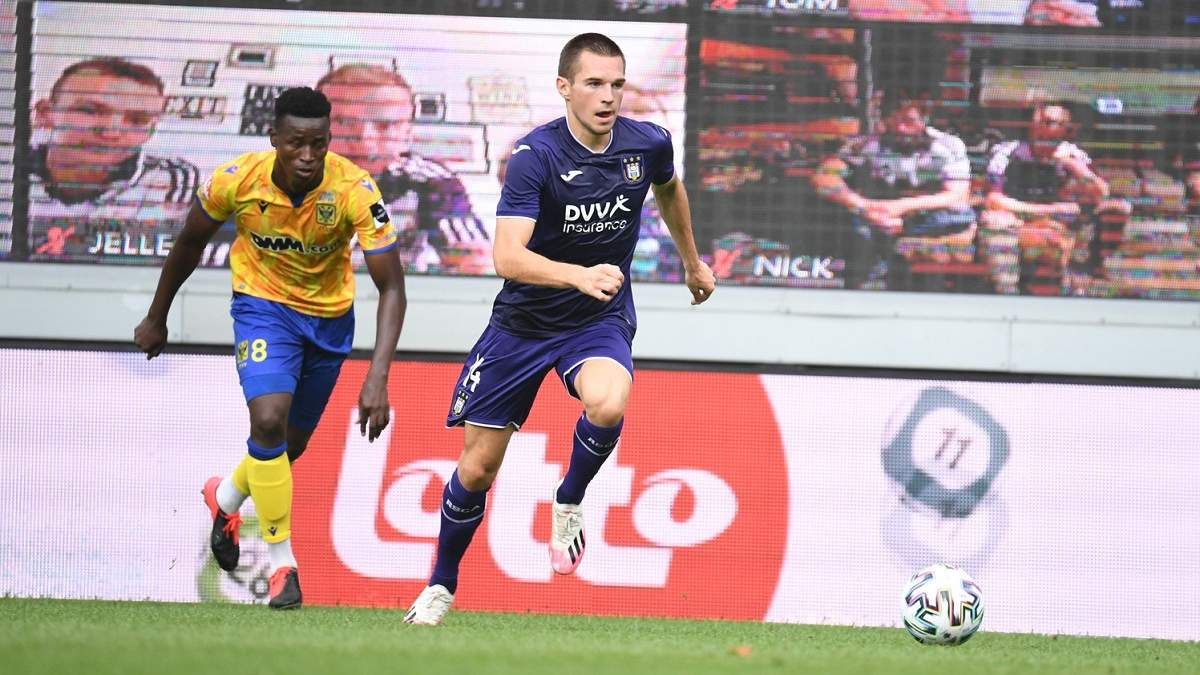 Андерлехт програв вдома Генку – Михайліченко відіграв весь матч Андерлехт програв вдома Генку – Михайліченко відіграв весь матч