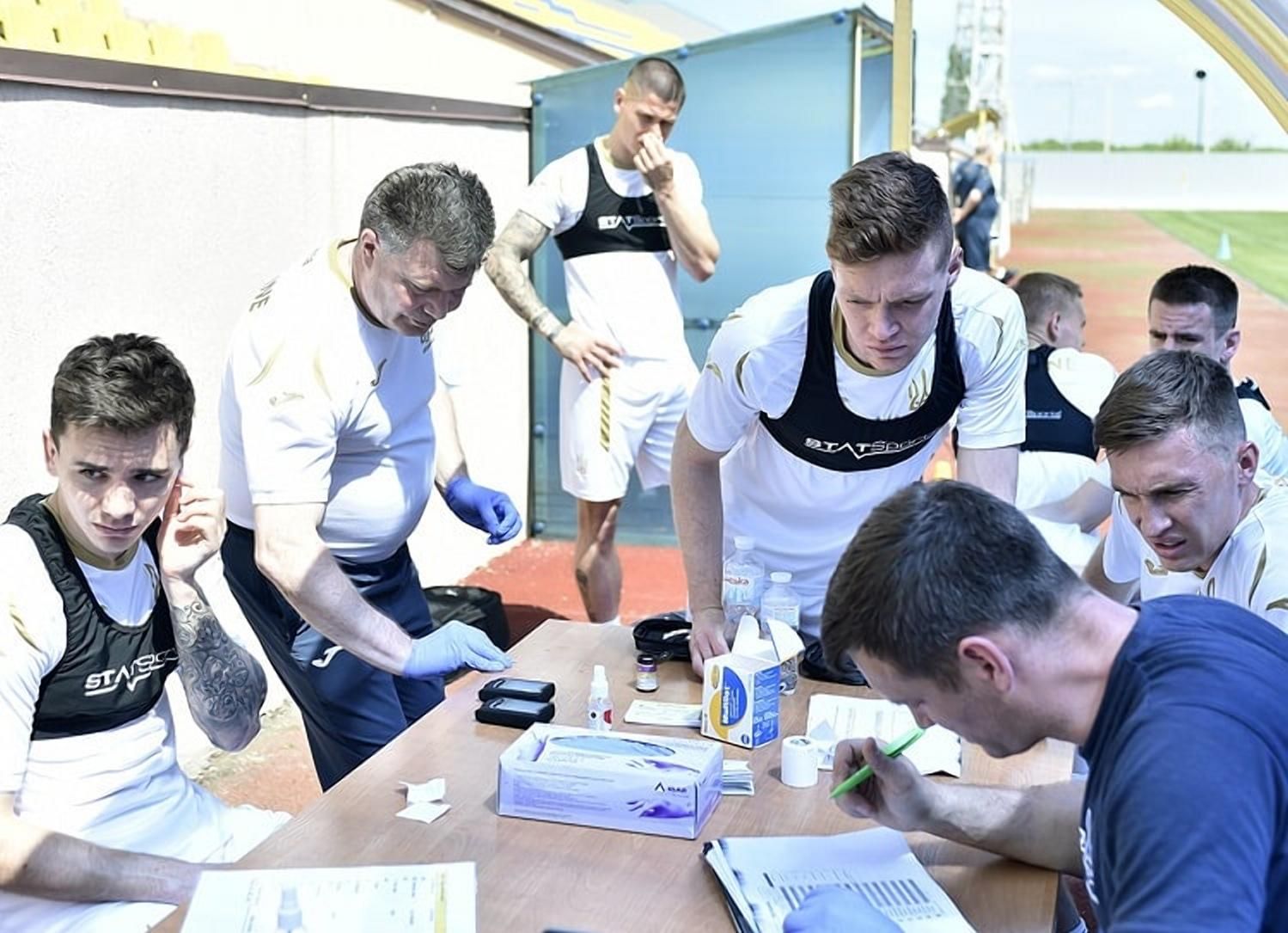 Без рукостискань та з особливими умовами: як живе збірна під час підготовки до Євро-2020 Без рукостискань та з особливими умовами: як живе збірна під час підготовки до Євро-2020