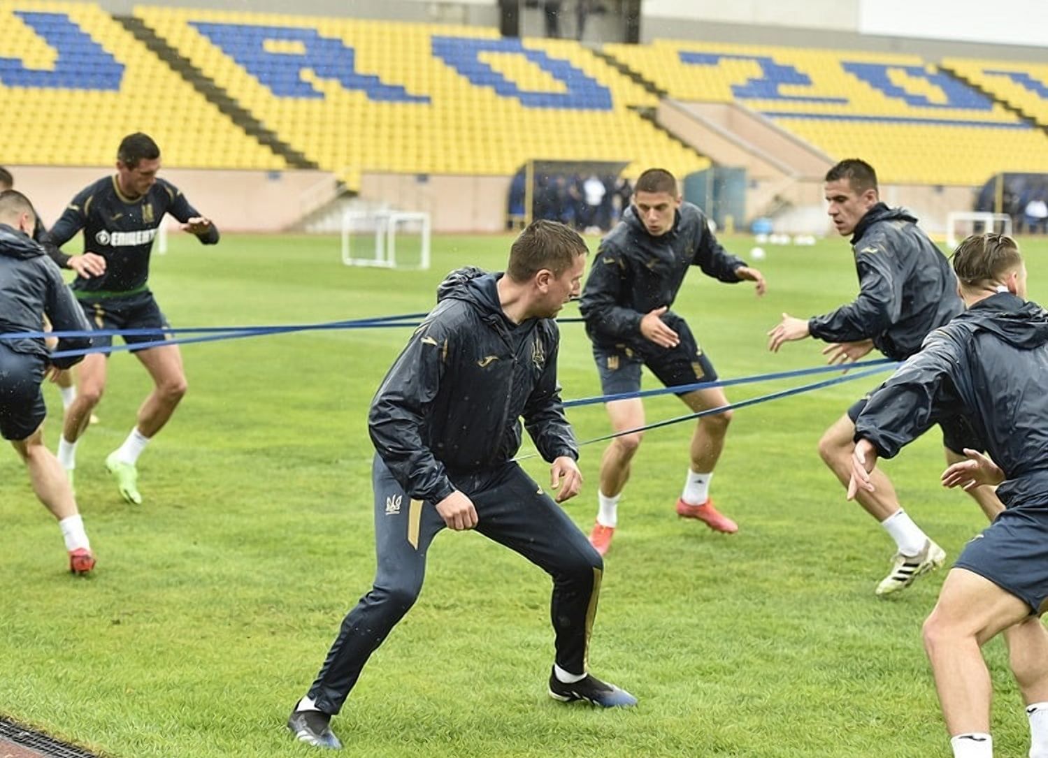 Ливень – не помеха: как сборная вдохновенно готовится к Евро-2020 несмотря на погоду – видео Ливень – не помеха: как сборная вдохновенно готовится к Евро-2020 несмотря на погоду – видео