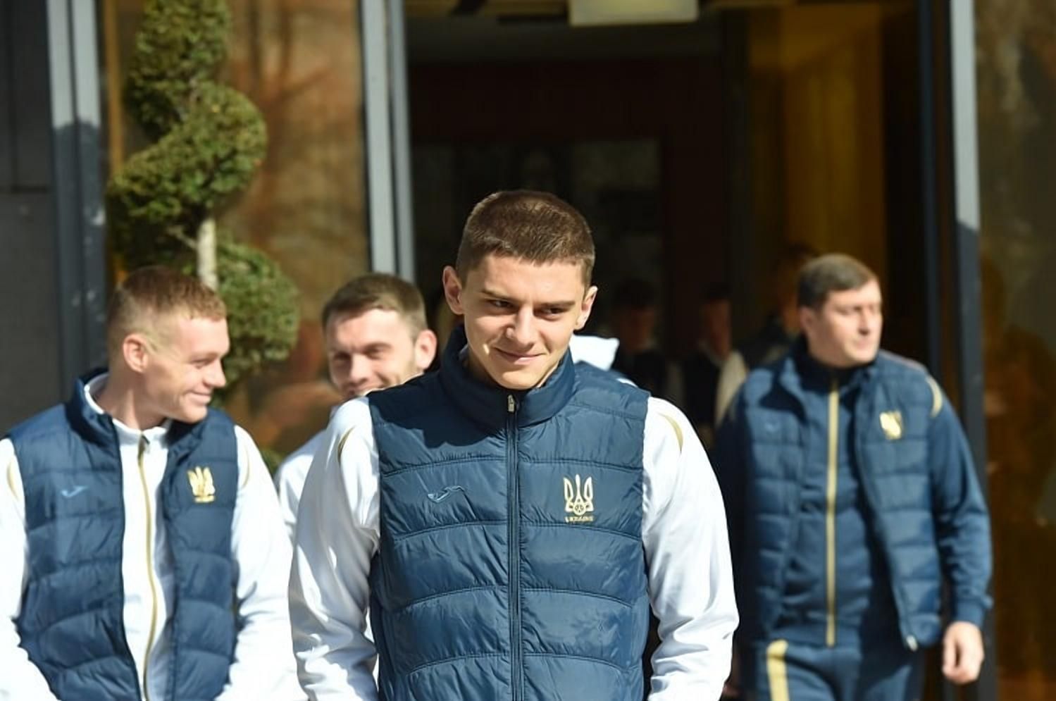 Мыколенко празднует День рождения: Ярмоленко и Ко поздравили его яйцами и мукой Мыколенко празднует День рождения: Ярмоленко и Ко поздравили его яйцами и мукой