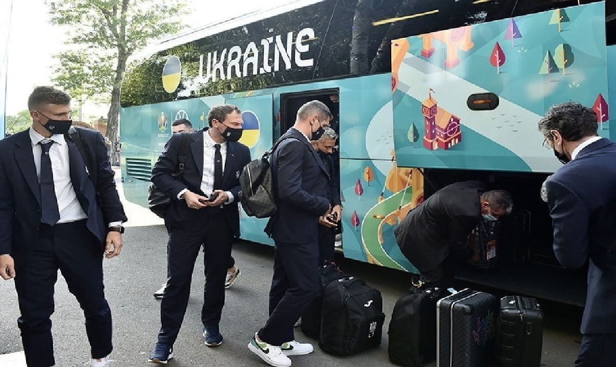 Наша сборная уже в Румынии: фото украинской делегации в Бухаресте