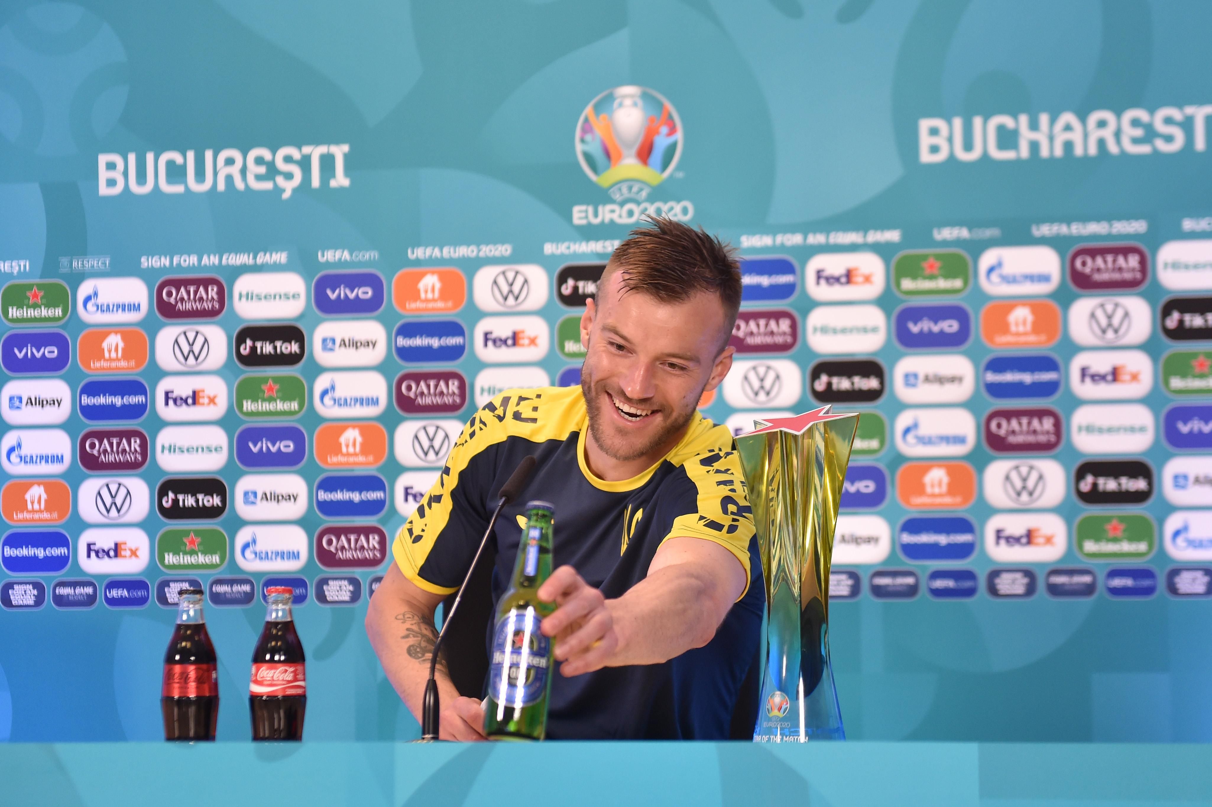 Зв'яжіться зі мною, – Ярмоленко скопіював Роналду і підірвав мережу: вірусне відео Зв'яжіться зі мною, – Ярмоленко скопіював Роналду і підірвав мережу: вірусне відео