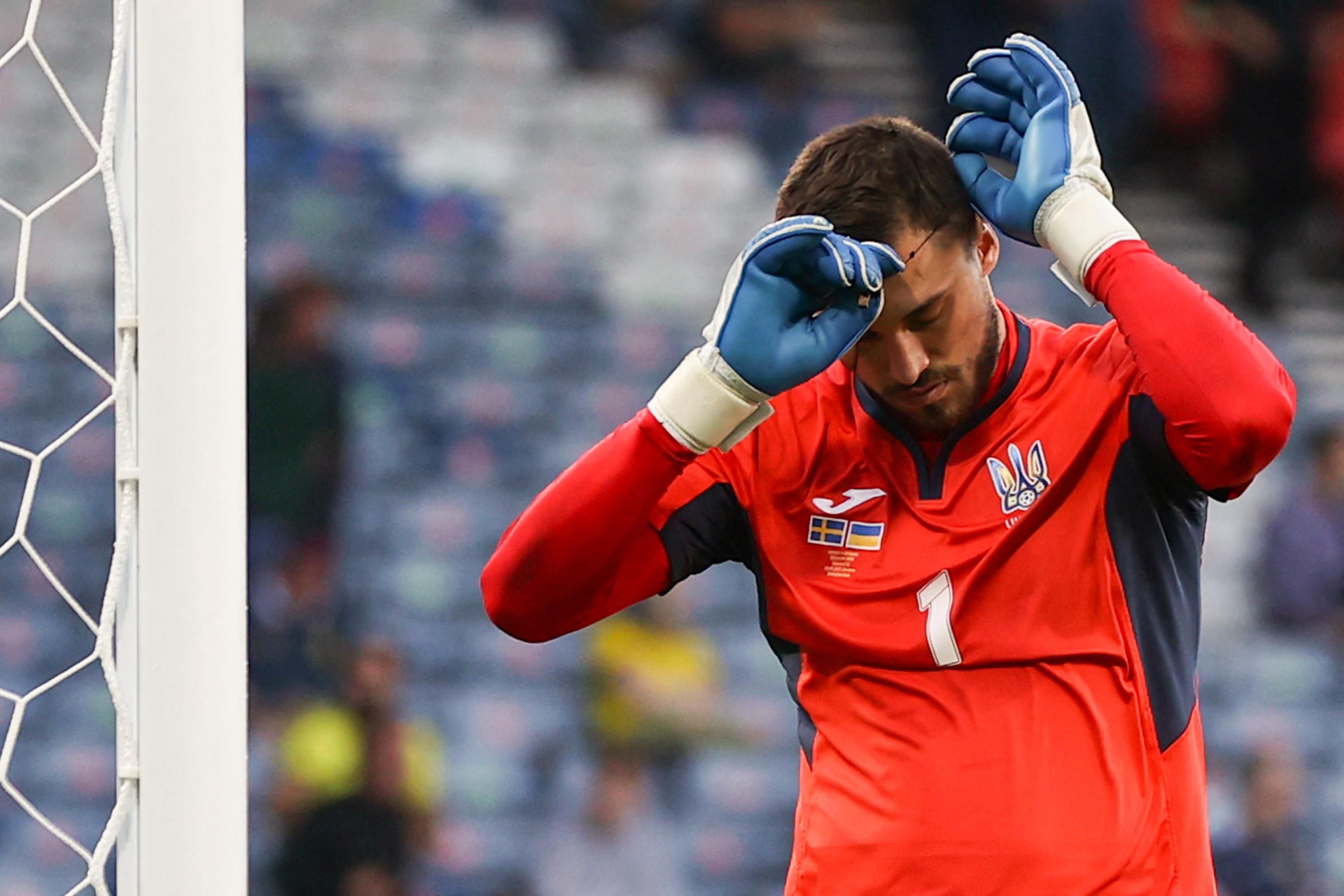 Божа поміч у матчі зі Швецією: як Бущан захищав свої ворота хрестиком – фотофакт Божа поміч у матчі зі Швецією: як Бущан захищав свої ворота хрестиком – фотофакт