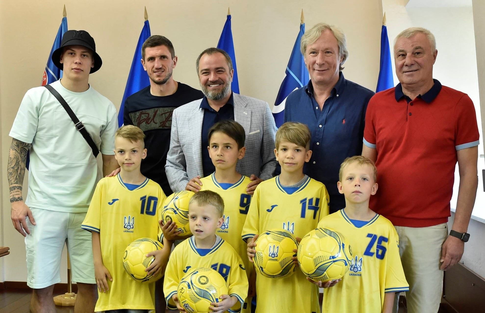 Встреча с кумирами – маленькие футболисты, исполнявшие гимн, получили награду: милое видео 