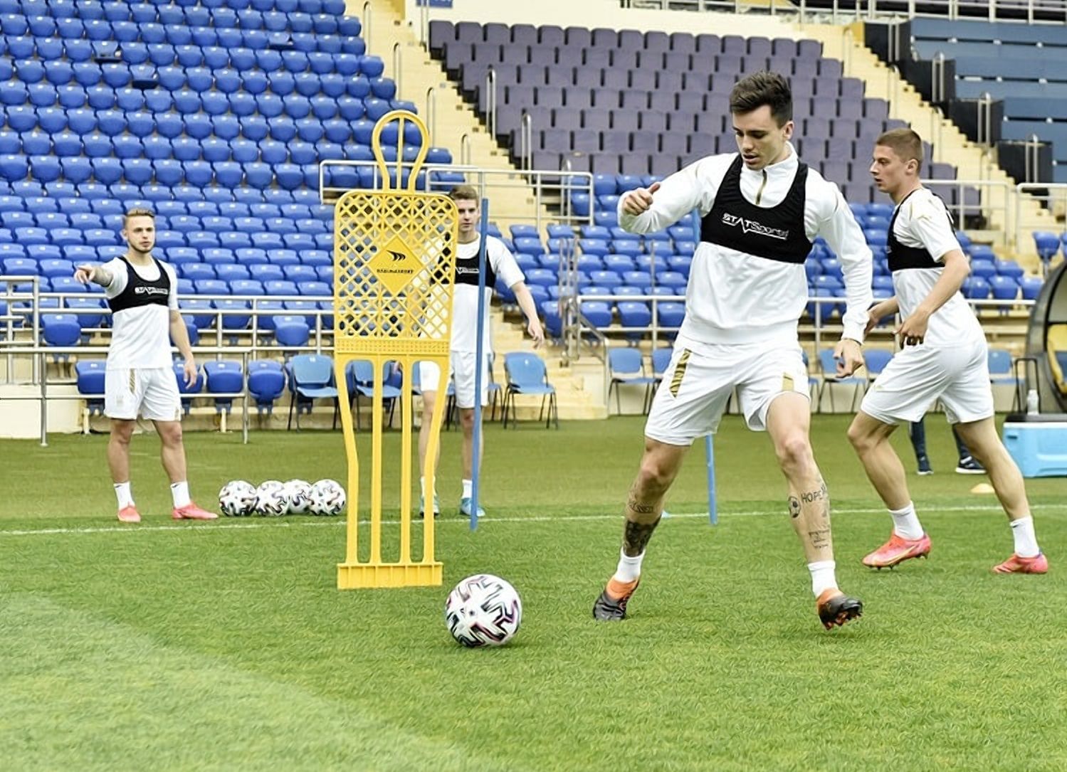 Лидер сборной Украиы и Динамо Шапаренко едва не подрался с партнером из-за пенальти – видео - Сборная Лидер сборной Украиы и Динамо Шапаренко едва не подрался с партнером из-за пенальти – видео - Сборная