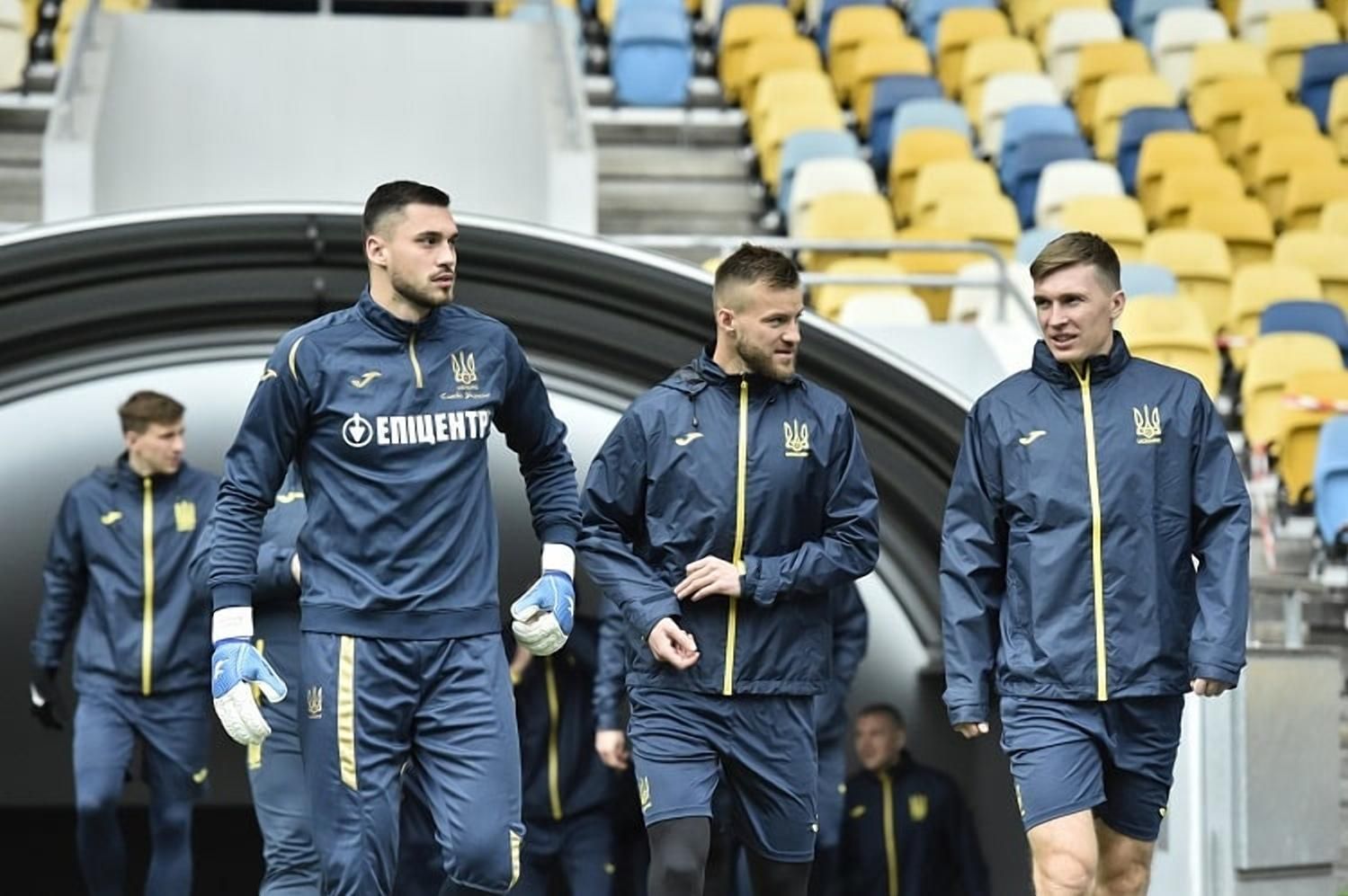 Україна – Болгарія: "жовто-сині" провели тренування перед вильотом в Одесу – емоційні фото - Збірна Україна – Болгарія: "жовто-сині" провели тренування перед вильотом в Одесу – емоційні фото - Збірна