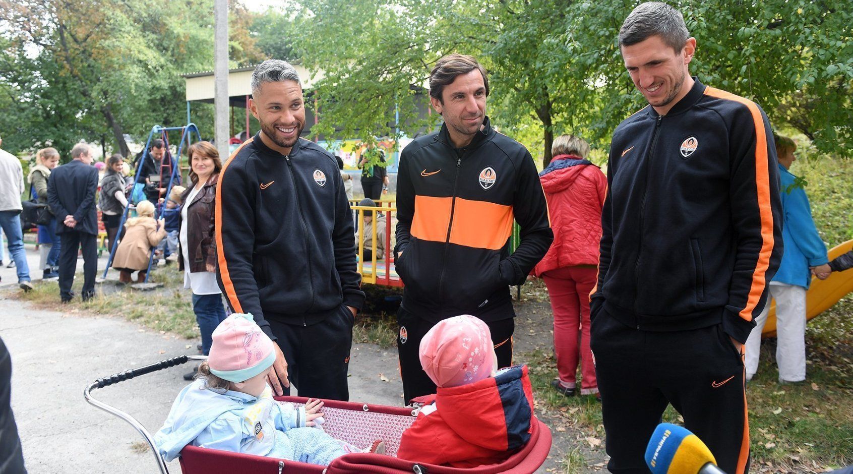 Кривцов попрощався з Марлосом "підколом" – кумедне відео фолу бразильця проти арбітра - Збірна Кривцов попрощався з Марлосом "підколом" – кумедне відео фолу бразильця проти арбітра - Збірна