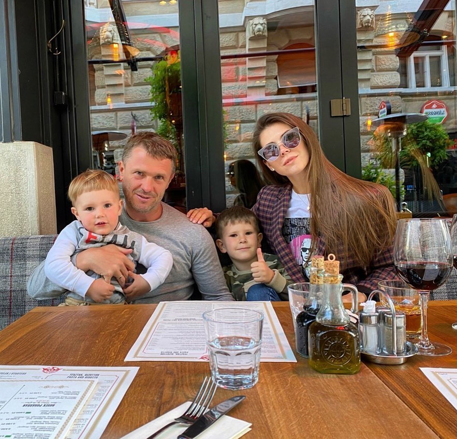 Дивись матчі вдома, – Ребров не бере сім'ю на матчі Аль-Айна - Збірна Дивись матчі вдома, – Ребров не бере сім'ю на матчі Аль-Айна - Збірна