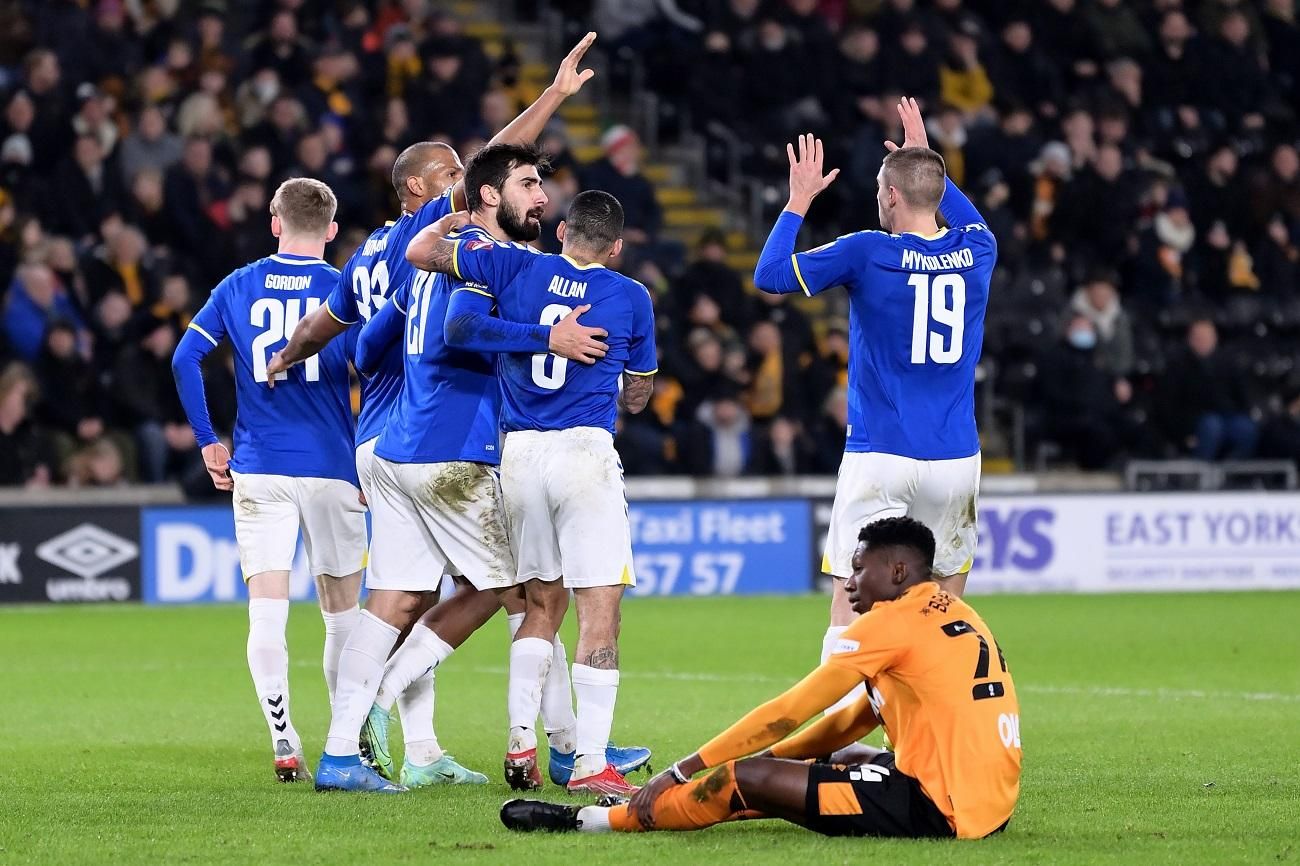 Миколенко (справа) празднует один из голов Эвертона Миколенко (справа) празднует один из голов Эвертона