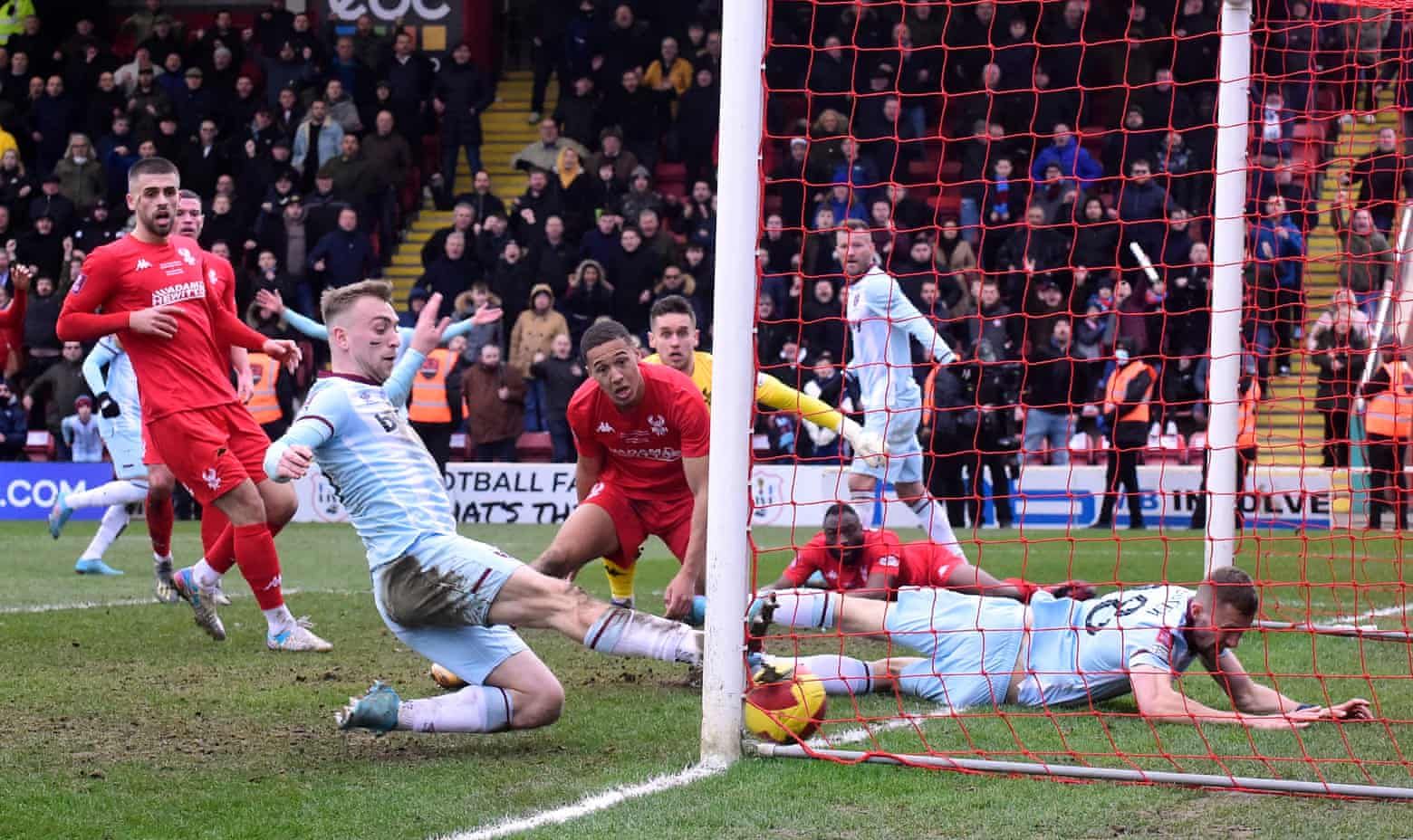 Пенні забиває гол Пенні забиває гол