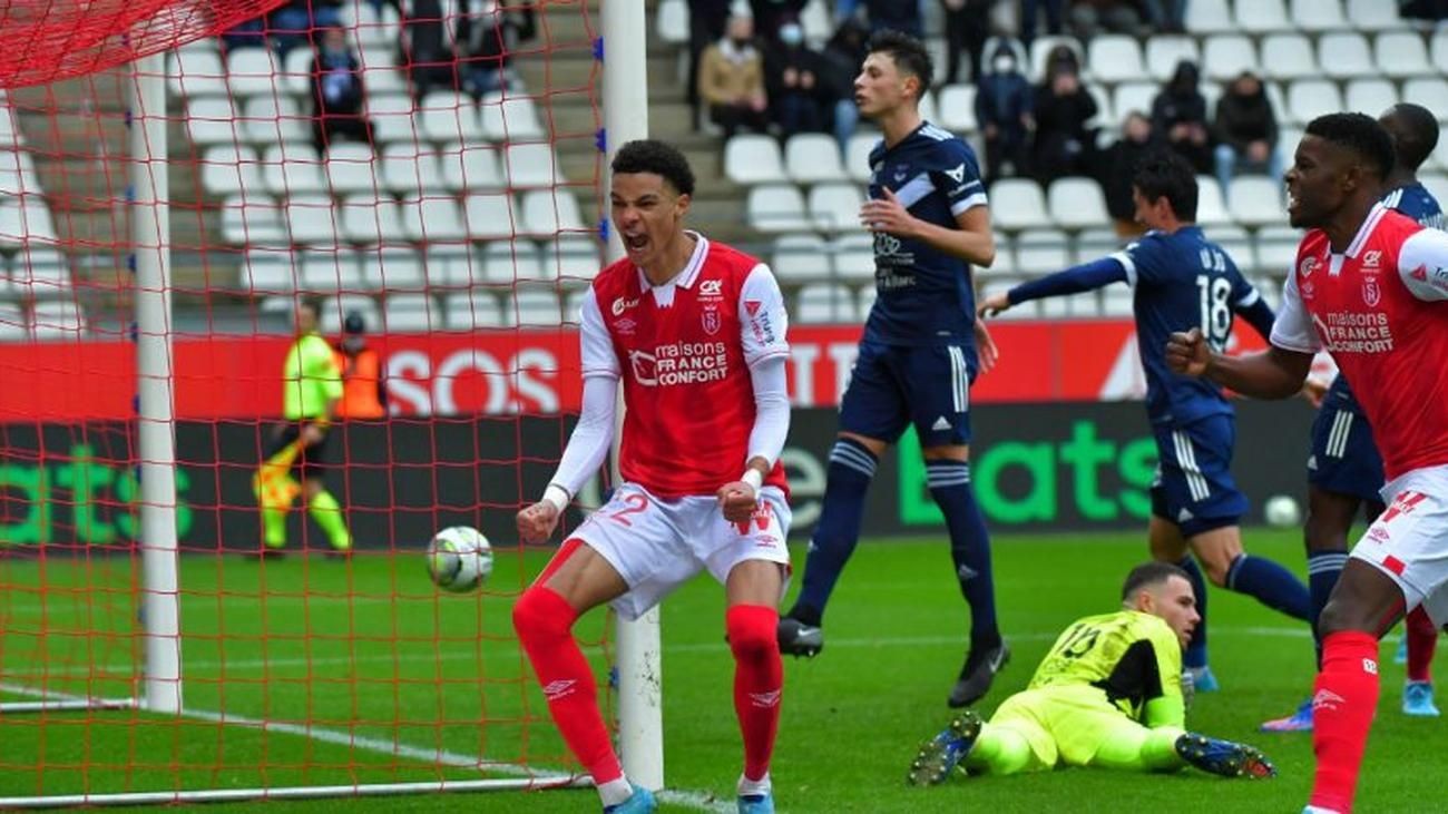 Футболисты Реймса празднуют гол Футболисты Реймса празднуют гол