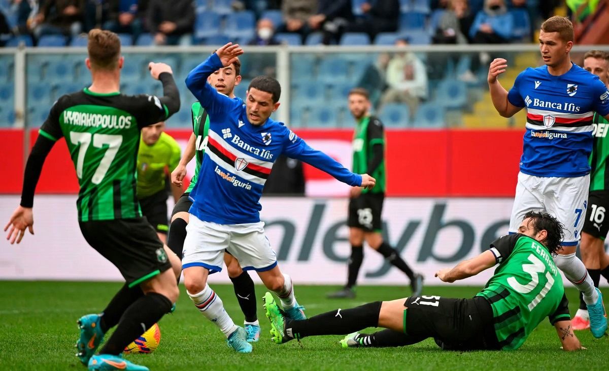 Владислав Супряга (справа) против Сассуоло Владислав Супряга (справа) против Сассуоло