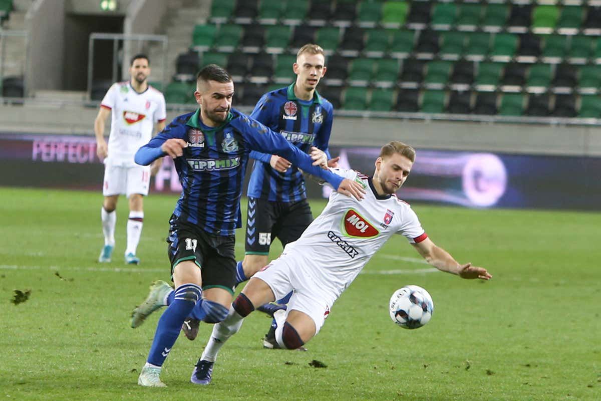 Леднев (справа) в матче против Сегеда Леднев (справа) в матче против Сегеда