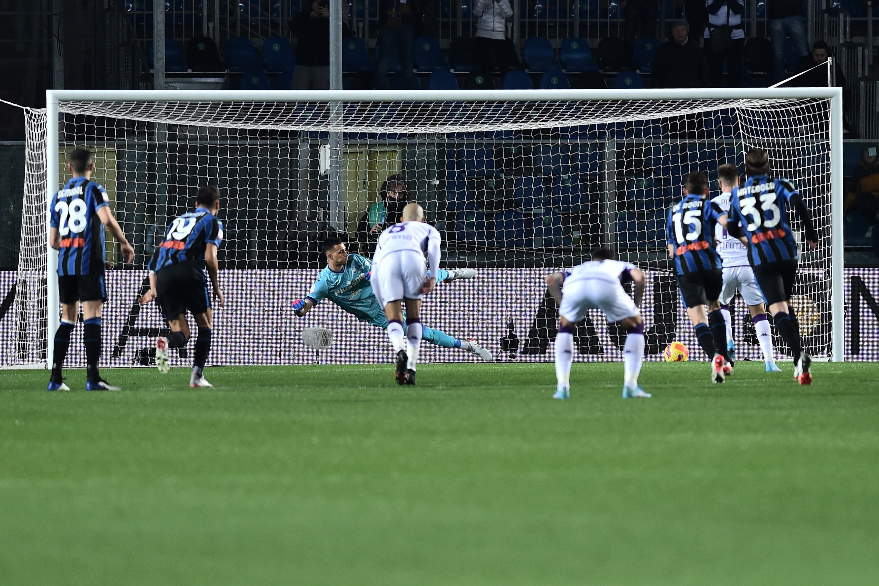 Пйонтек забивает первый пенальти Пйонтек забивает первый пенальти