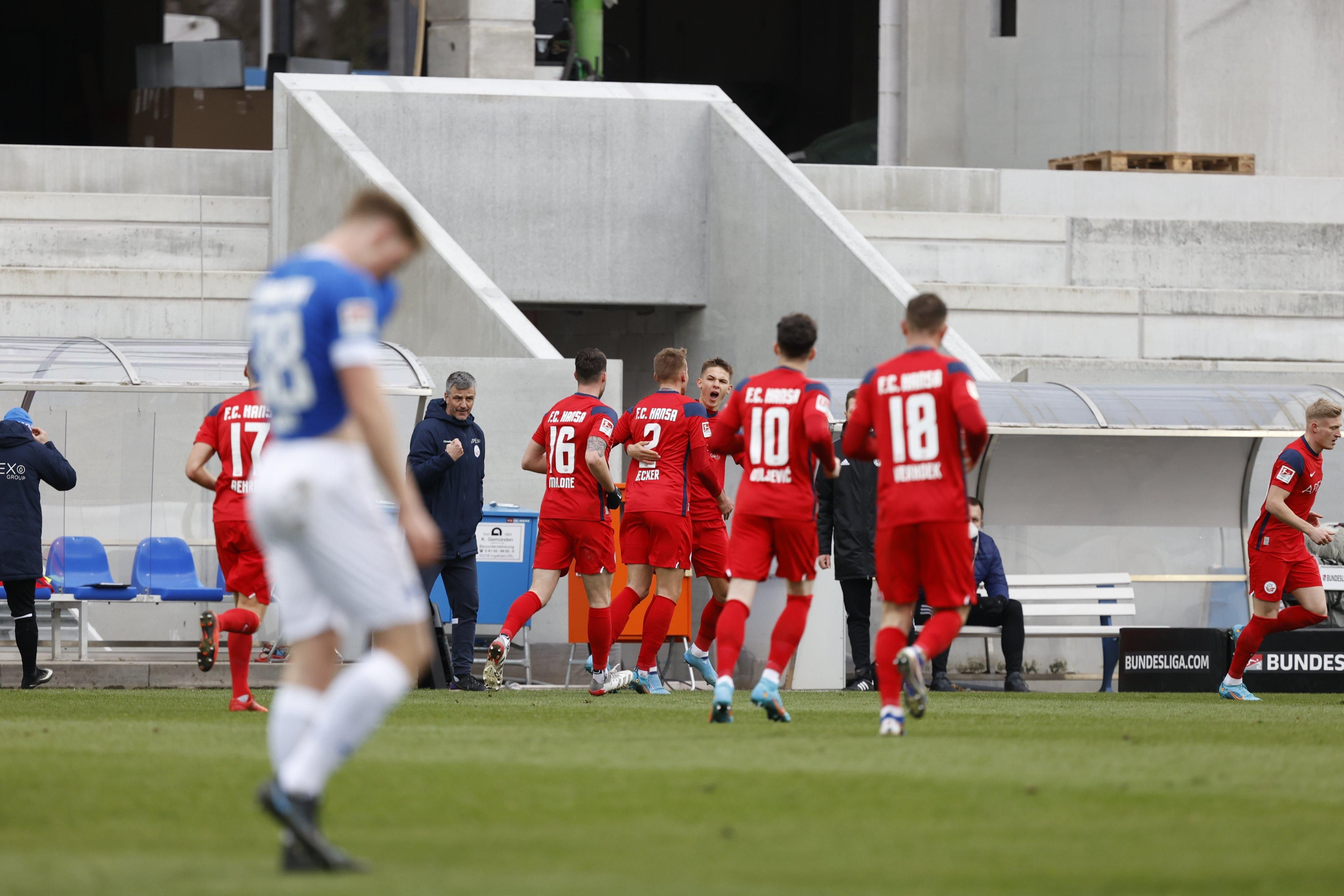 Сікан святкує дебютний гол Сікан святкує дебютний гол