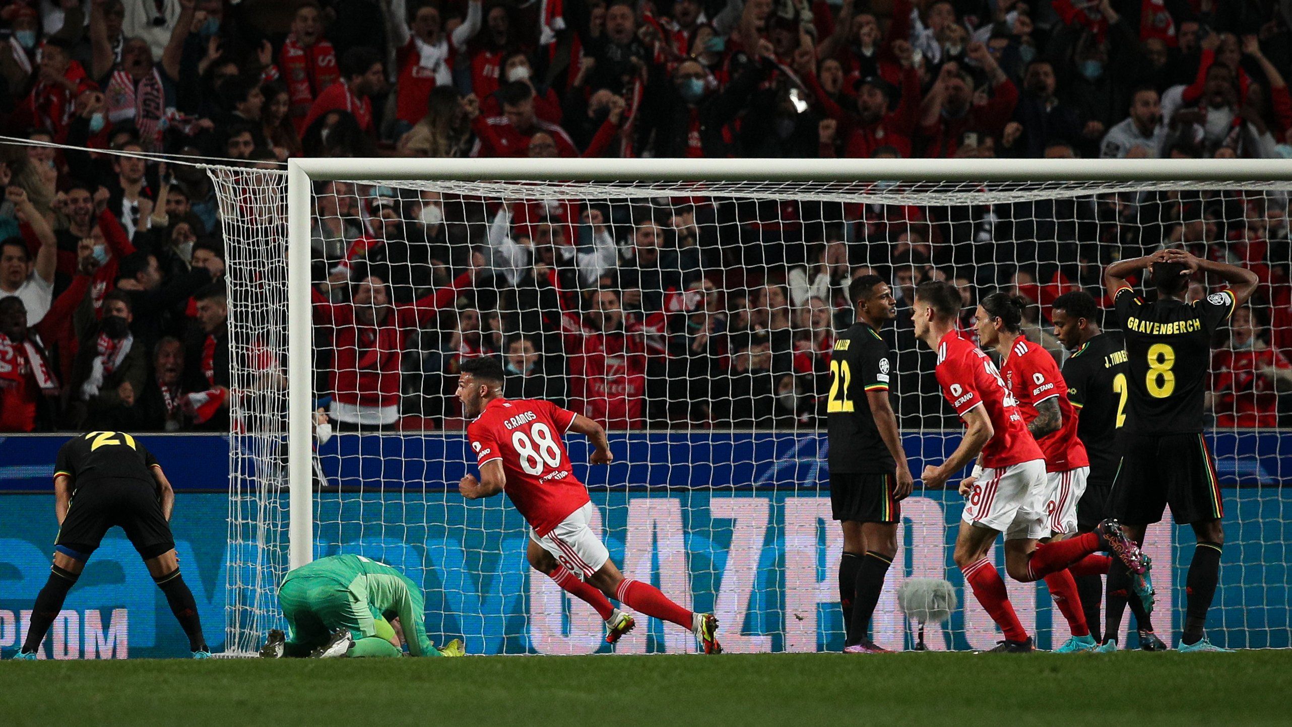 Алле забиває у власні ворота Алле забиває у власні ворота